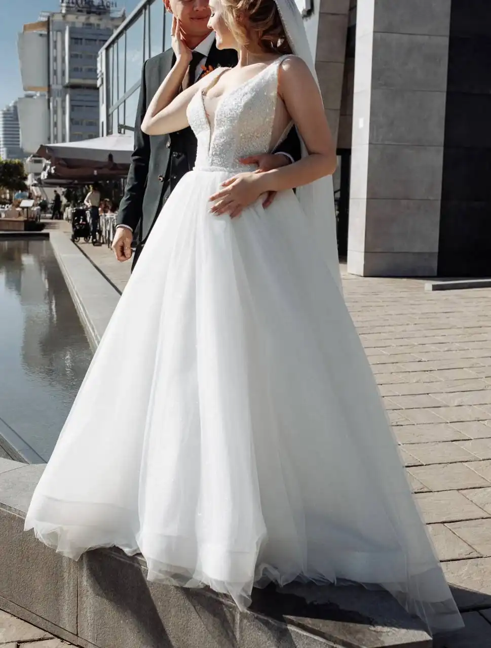 Свадебное платье с расшитым корсетом и фатой