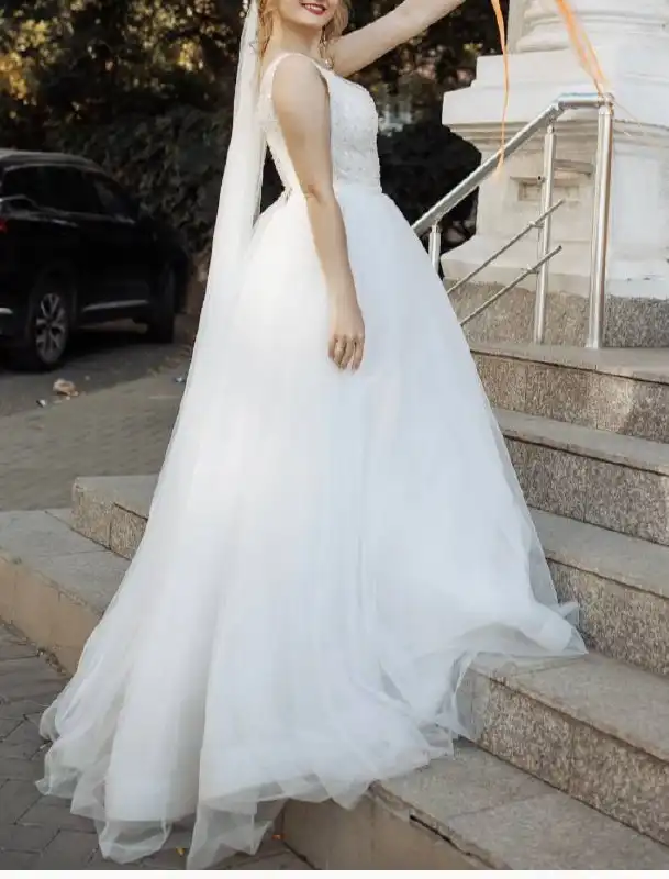 Свадебное платье с расшитым корсетом и фатой