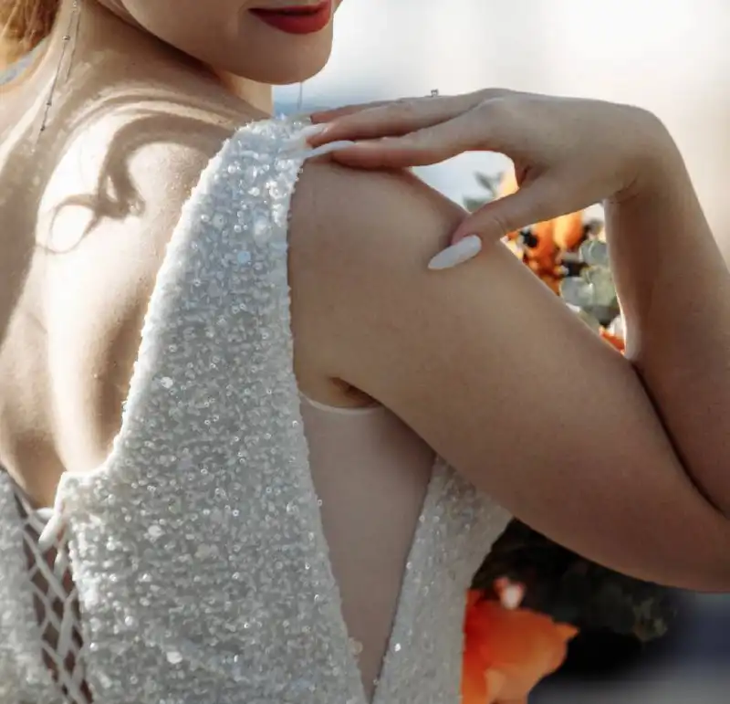 Свадебное платье с расшитым корсетом и фатой