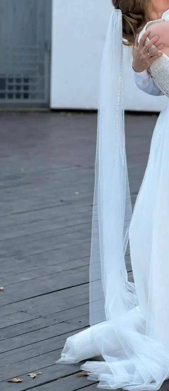 Свадебное платье с расшитым корсетом и фатой