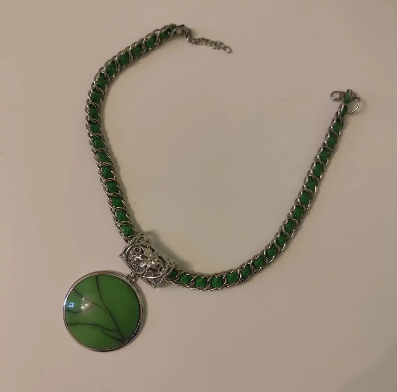 Кулон с зелёным камнем диаметром 5.3 см - Бижутерия (Барахолка) в Москва