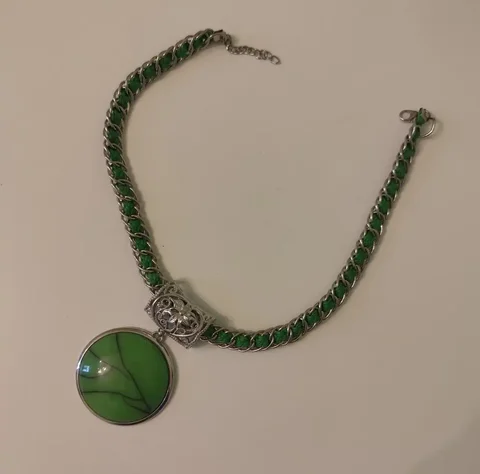 Кулон с зелёным камнем диаметром 5.3 см - Бумага в Москва