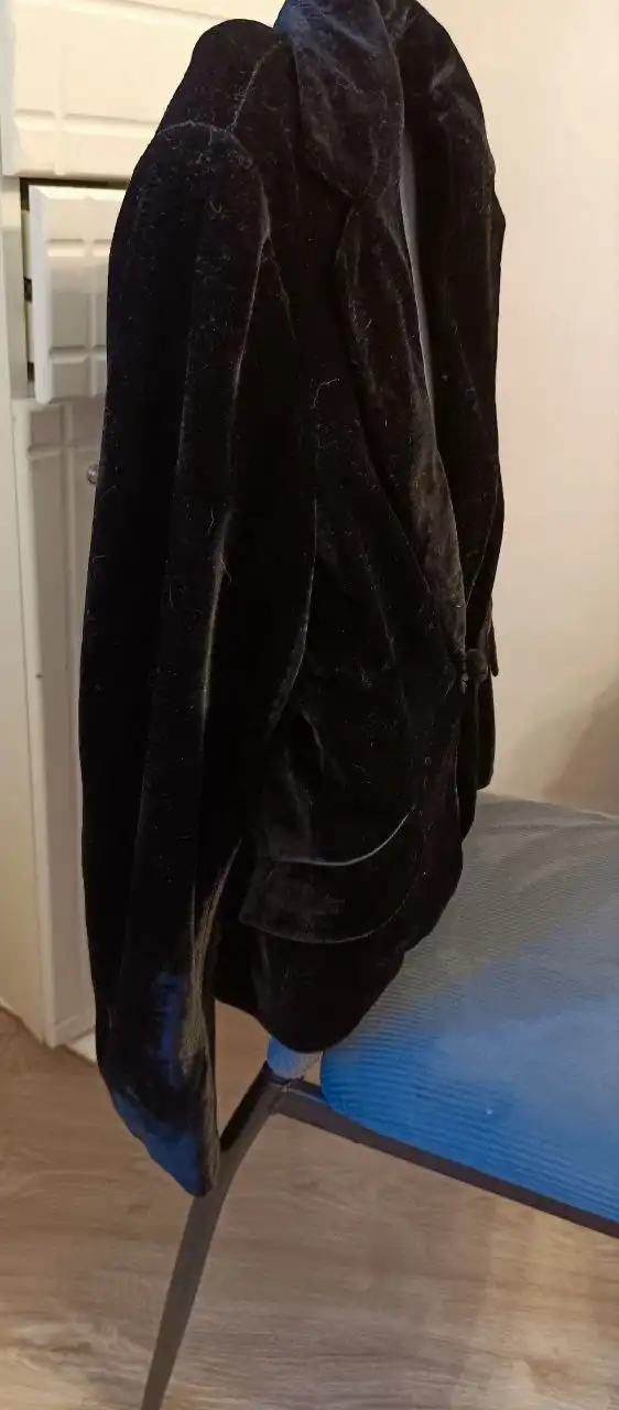 Женский костюм из черного бархата размер 46-48 - Женская одежда (Одежда) в Москва