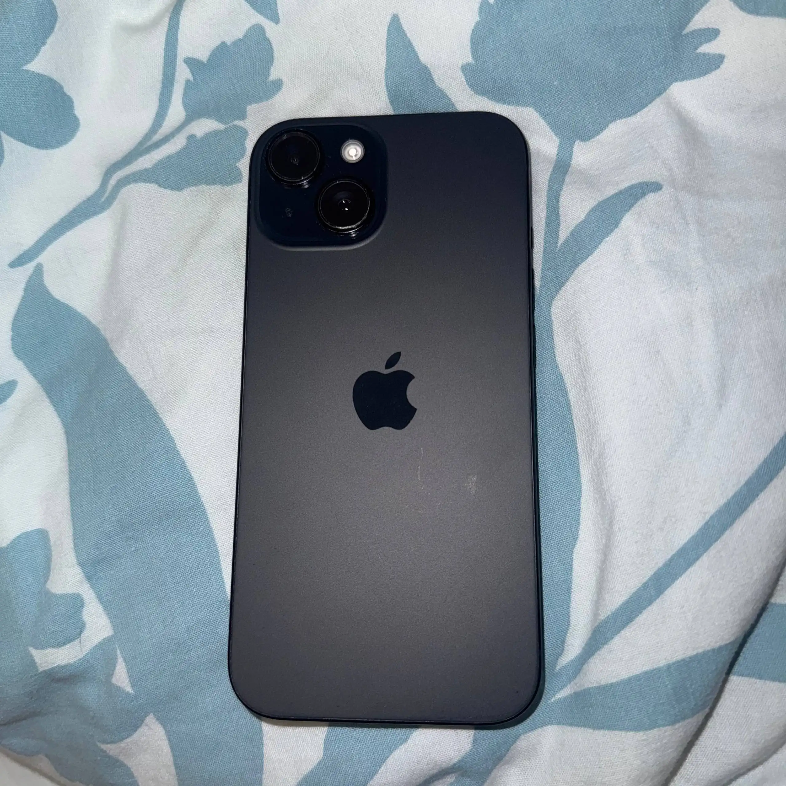 iPhone 15 128GB с царапинами - Смартфоны (Электроника) в Москва