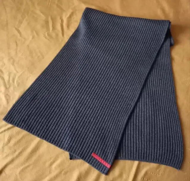 Продам оригинальный шарф Prada - Брюки в Москва