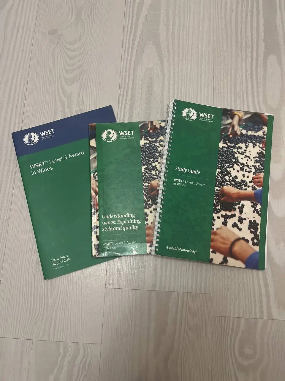 Продажа книг по виноделию - Книги (Хобби и отдых) в Москва