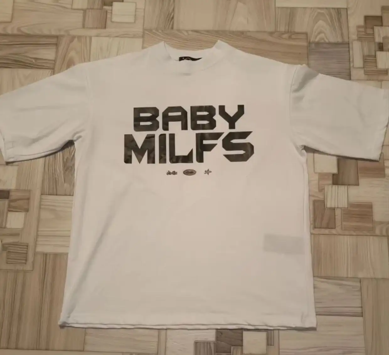 Дизайнерские вещи Tommy Sinny: футболки, штаны, шапка, пуховик - Одежда в Москва