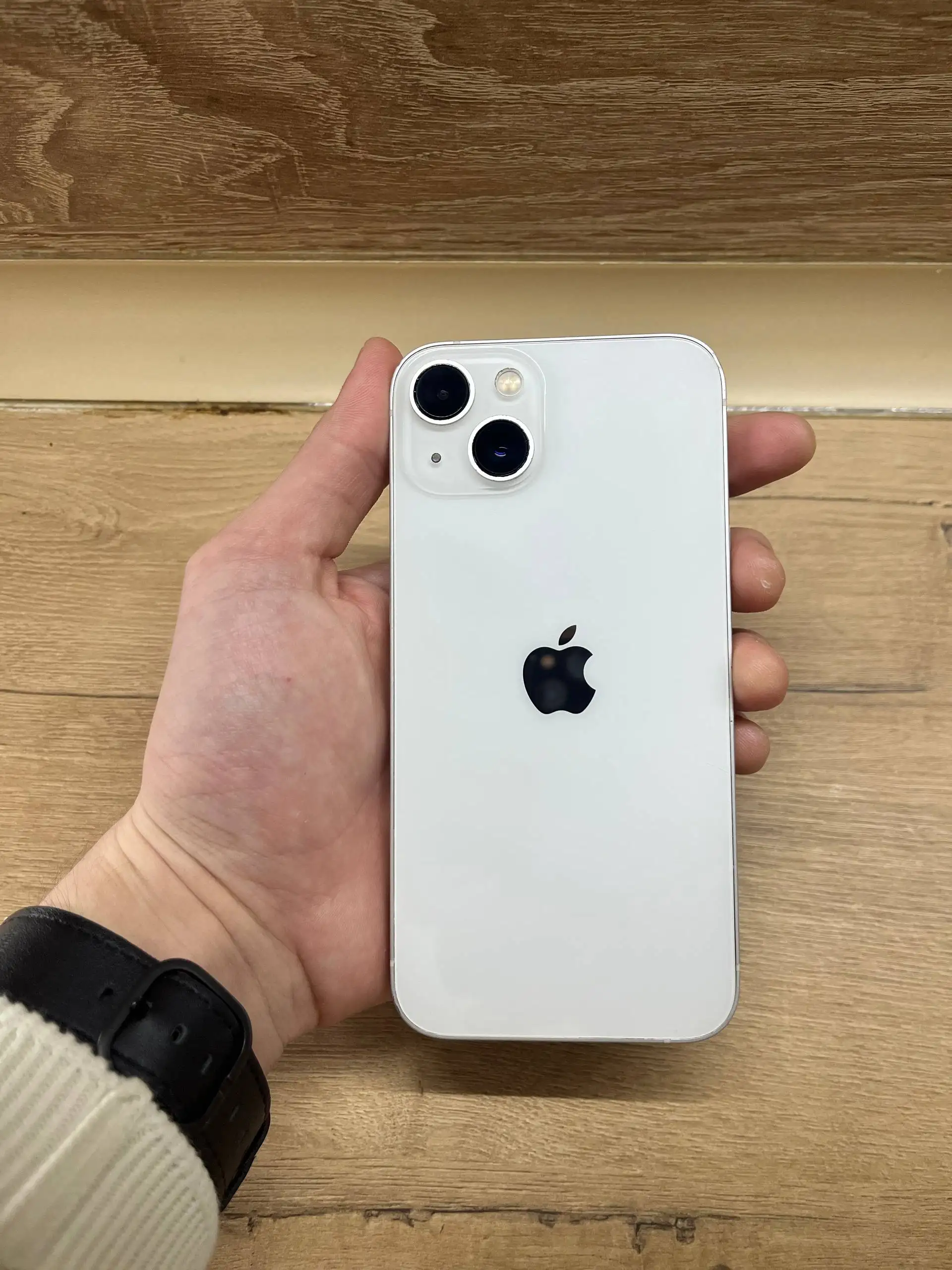 Продажа двух б/у телефонов iPhone 13 и iPhone 11 - Телефоны (Электроника) в Москва