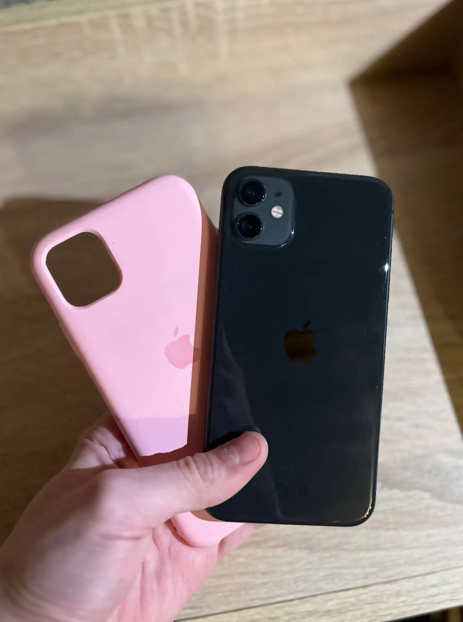 Продажа двух б/у телефонов iPhone 13 и iPhone 11 - Телефоны (Электроника) в Москва