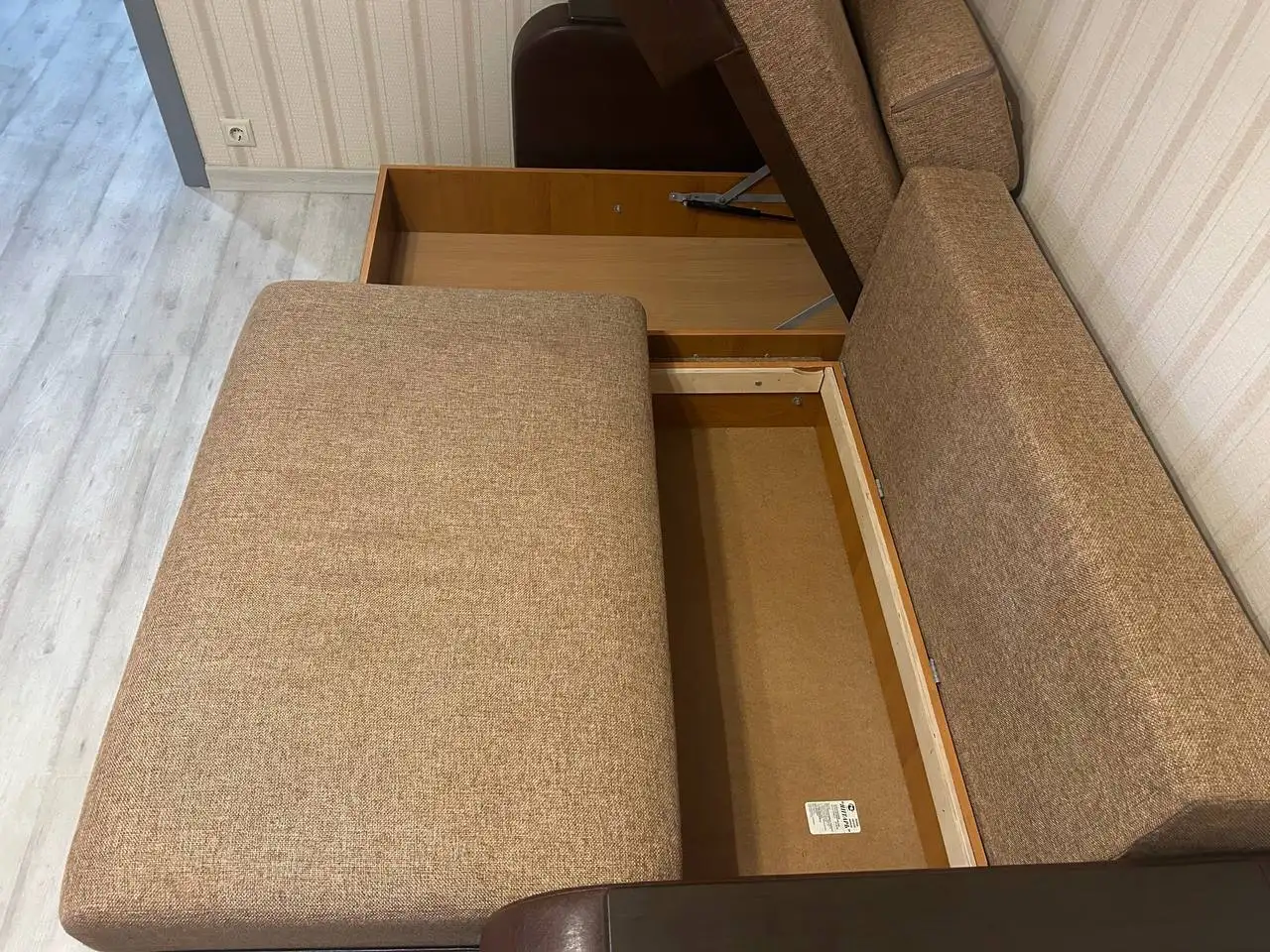 Угловой диван в хорошем состоянии - Мебель (Барахолка) в Москва