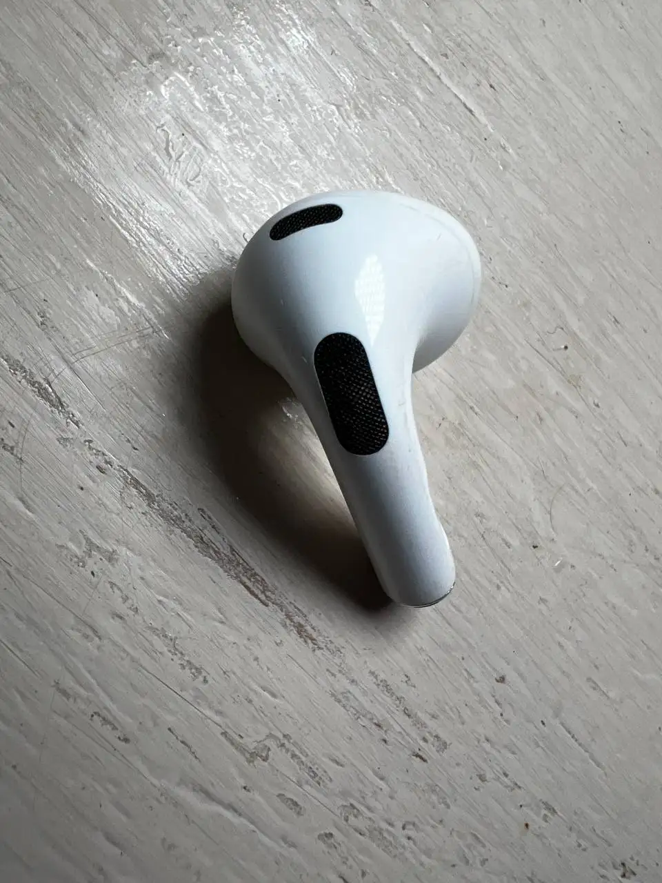 Продаю правый наушник AirPods - Наушники (Электроника) в Москва