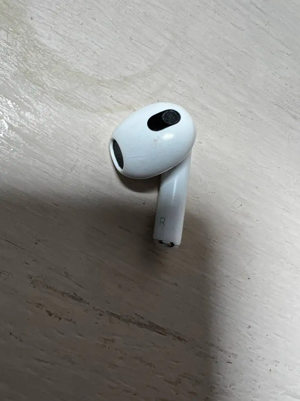 Продаю правый наушник AirPods - Наушники (Электроника) в Москва