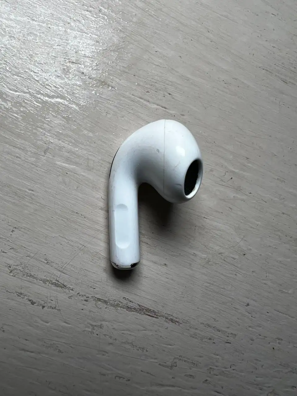 Продаю правый наушник AirPods - Наушники (Электроника) в Москва