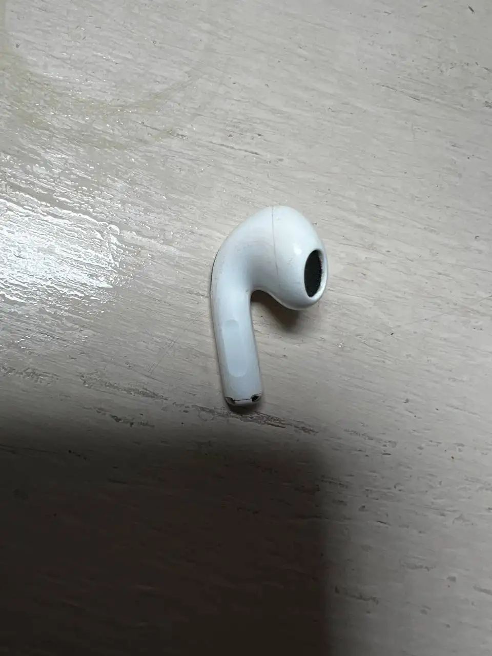 Продаю правый наушник AirPods - Наушники (Электроника) в Москва
