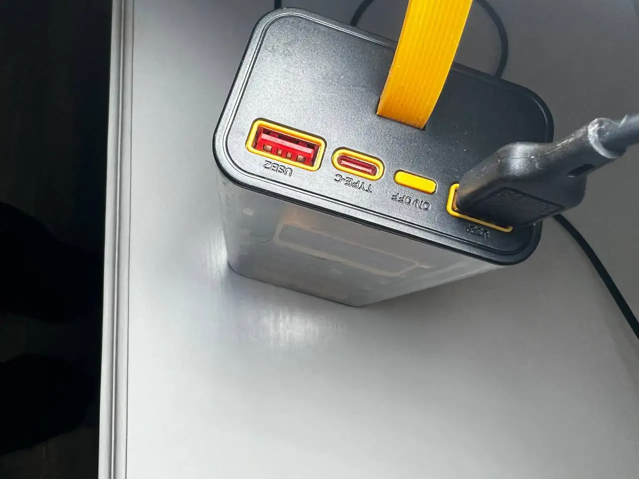 Продаю правый наушник AirPods - Наушники (Электроника) в Москва