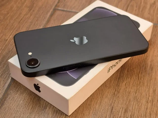 IPhone 17e 256GB Black e-sim Japan - Роботы-пылесосы в Москва
