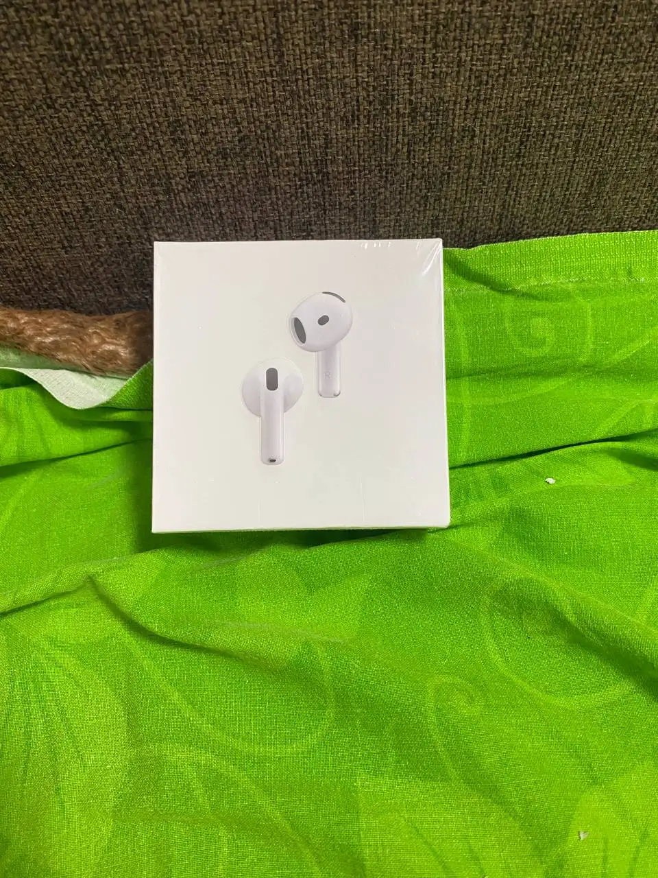 Продаю AirPods 4 и ray-ban с камерой - Наушники и гарнитуры (Электроника) в Москва