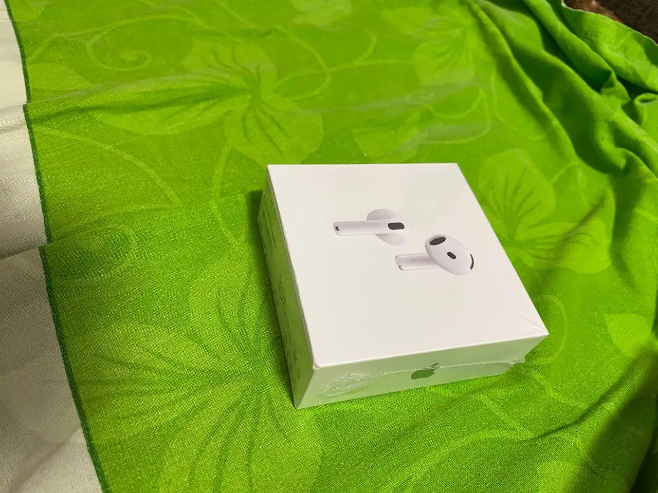 Продаю AirPods 4 и ray-ban с камерой - Наушники и гарнитуры (Электроника) в Москва
