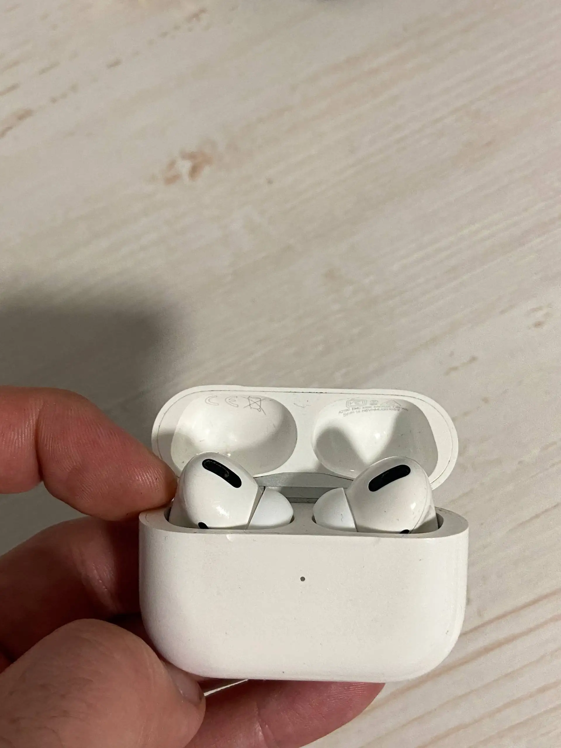 Продаю AirPods Pro оригинал - Гарнитуры и наушники (Электроника) в Москва