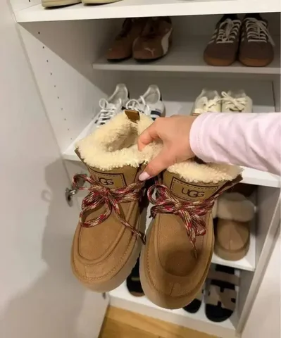 Оригинальные зимние ботинки UGG, размер 38 - Жилетки в Москва