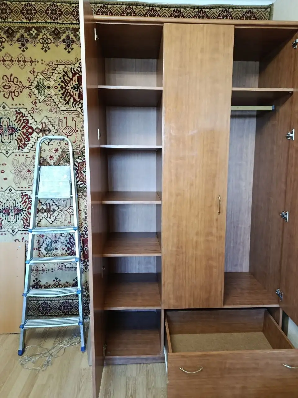 Продам трехстворчатый шкаф - Мебель (Для дома и дачи) в Москва