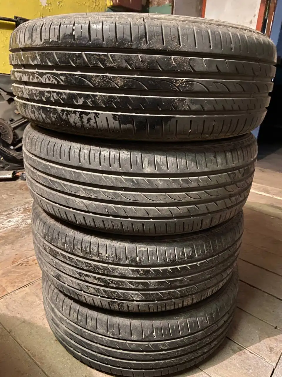 Продам комплект шин Roadstone 205/55/16 в новом состоянии - Шины и диски (Авто) в Воронеж