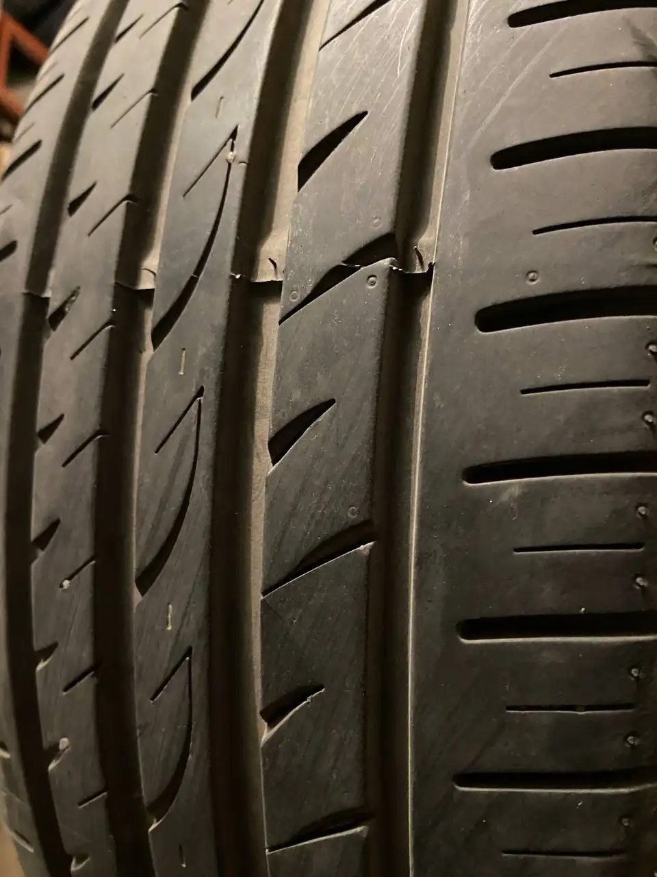 Продам комплект шин Roadstone 205/55/16 в новом состоянии - Шины и диски (Авто) в Воронеж