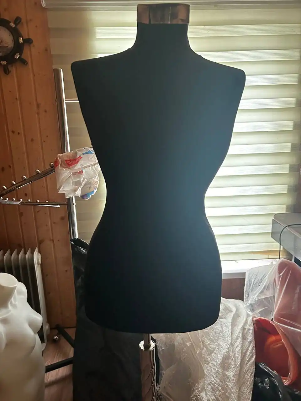 Продается торговое оборудование для головных уборов и очков