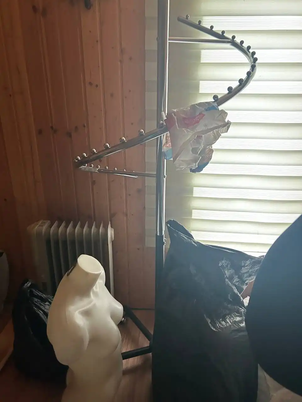 Продается торговое оборудование для головных уборов и очков