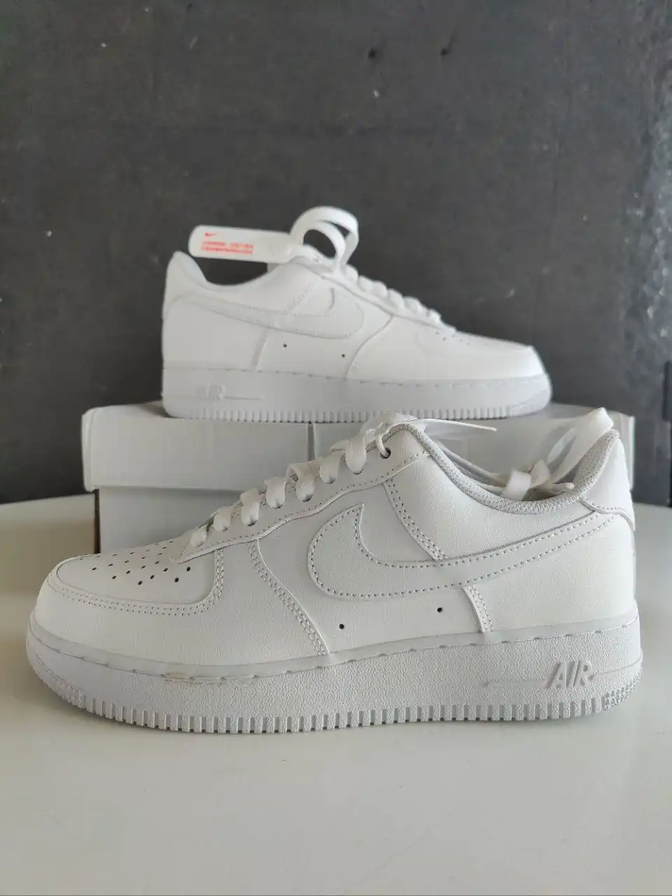 Продажа новых кроссовок Nike и Adidas