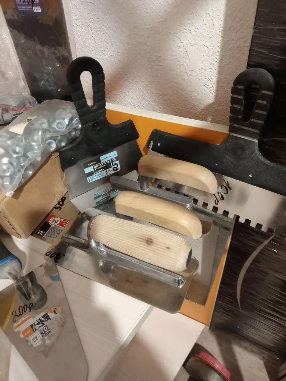 Строительные материалы и инструменты: гофра, припой, краска, кельмы, клей