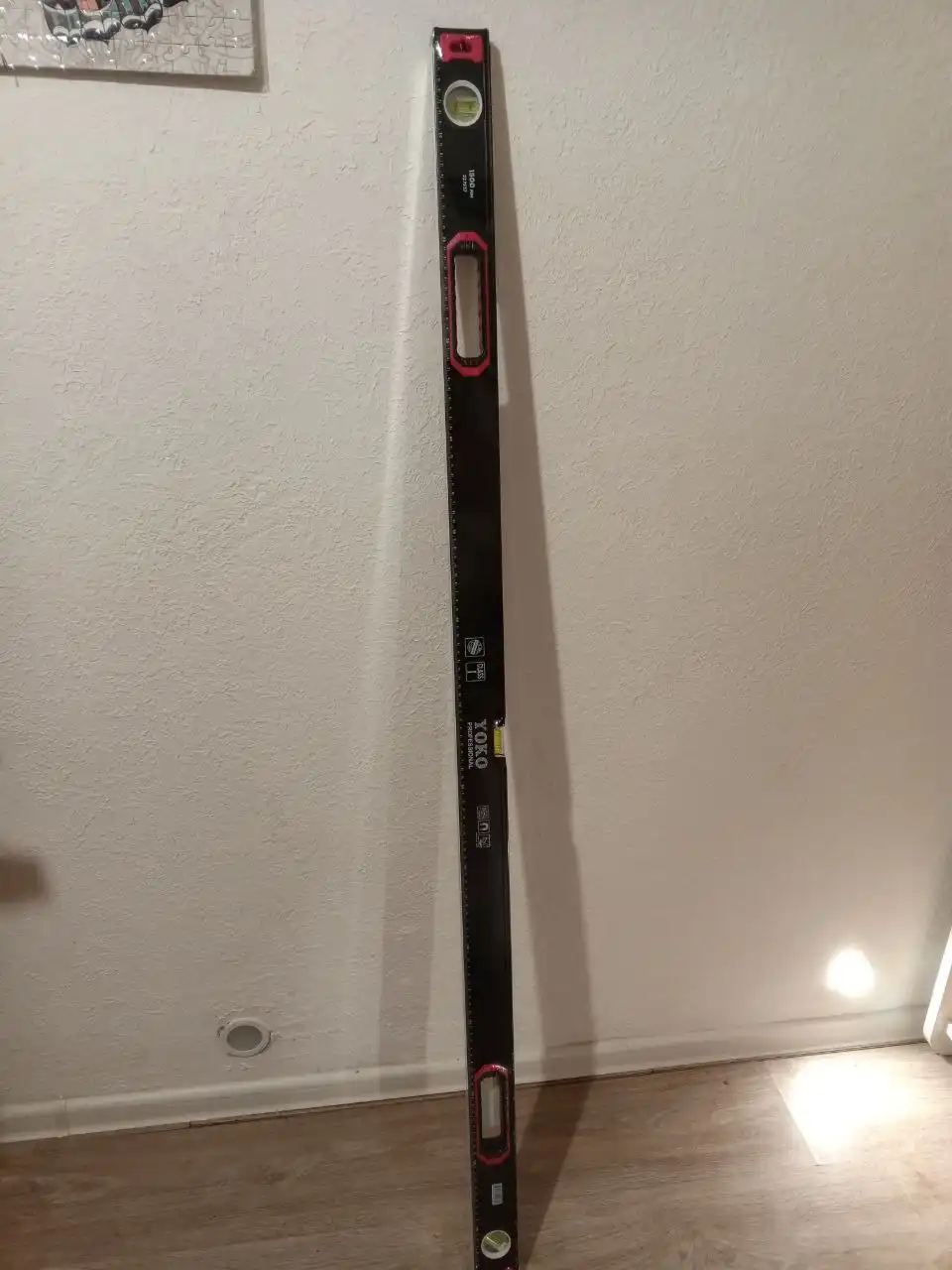 Строительные материалы и инструменты: гофра, припой, краска, кельмы, клей