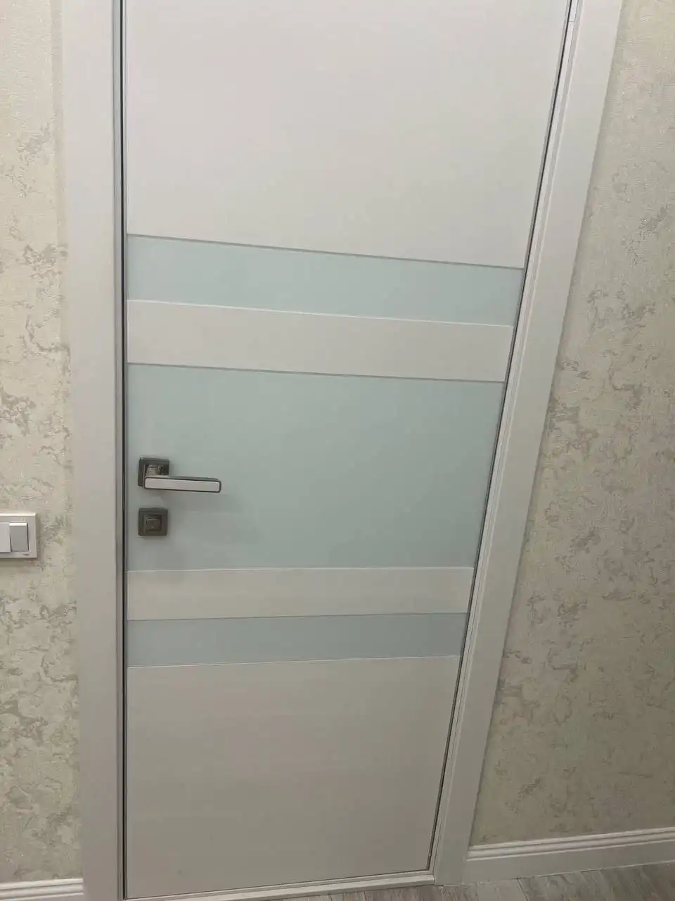 Межкомнатные остекленные двери Titanium с коробкой и фурнитурой
