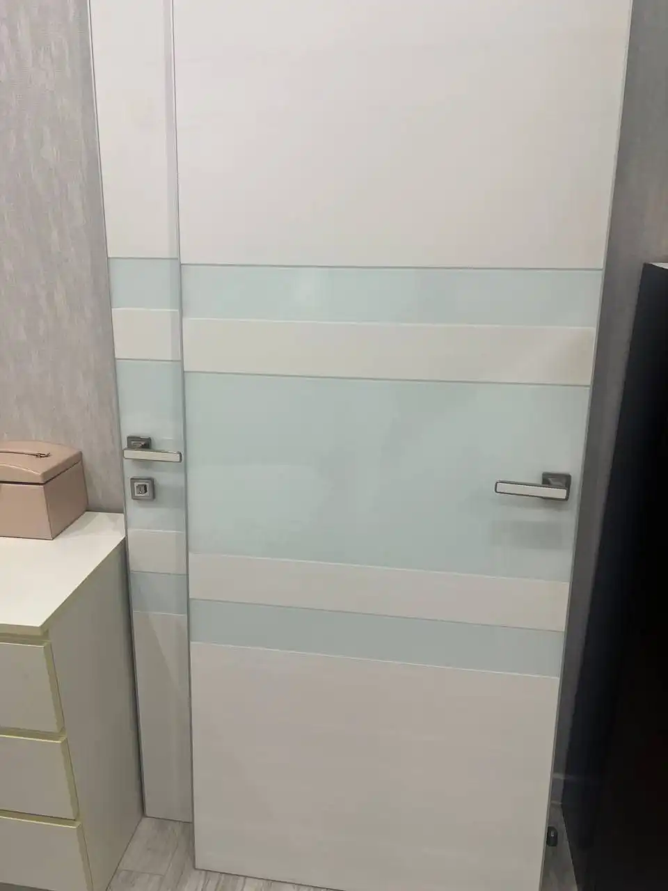 Межкомнатные остекленные двери Titanium с коробкой и фурнитурой