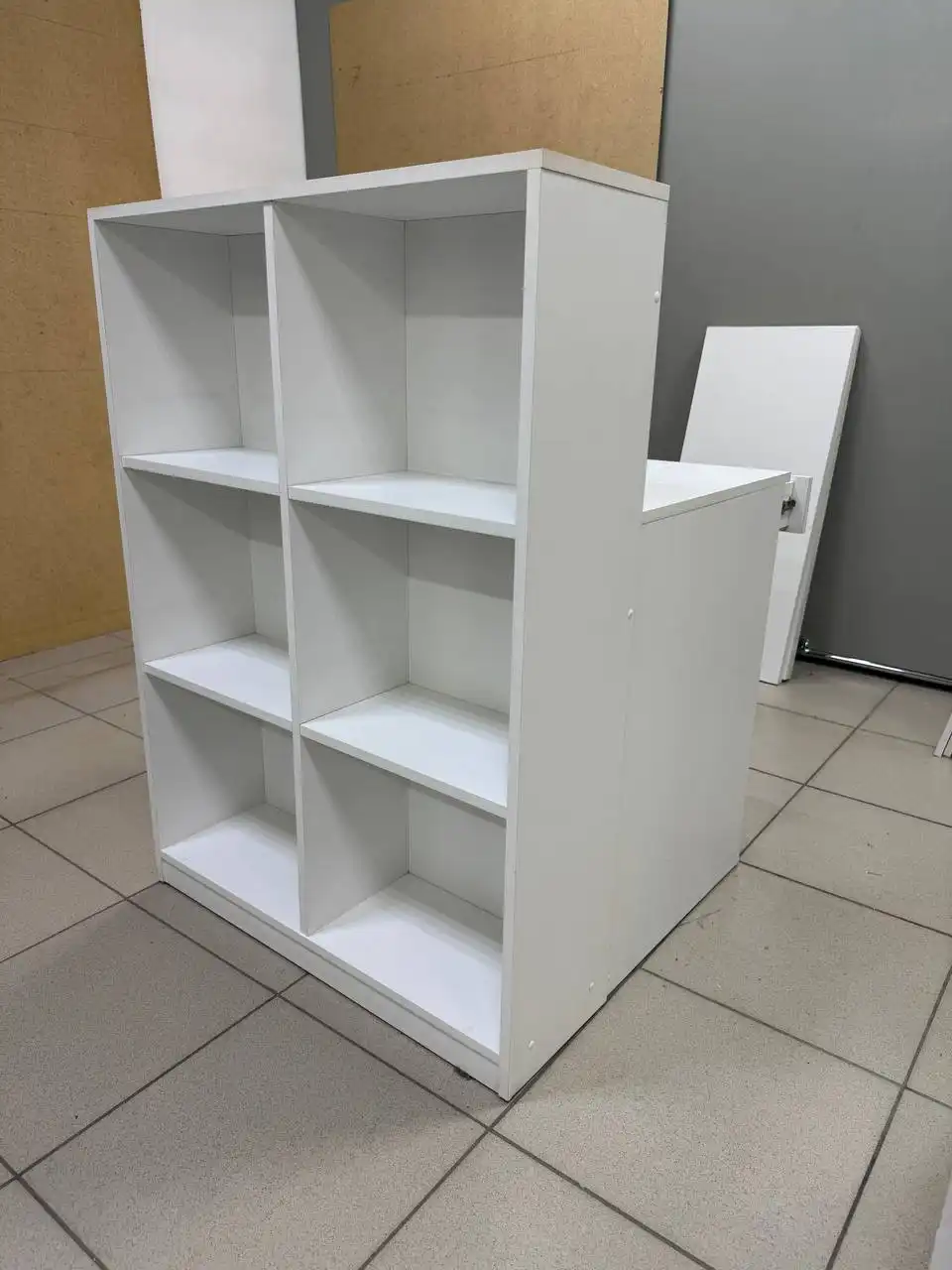 Стол с выдвижным ящиком и стеллаж из 6 квадратов