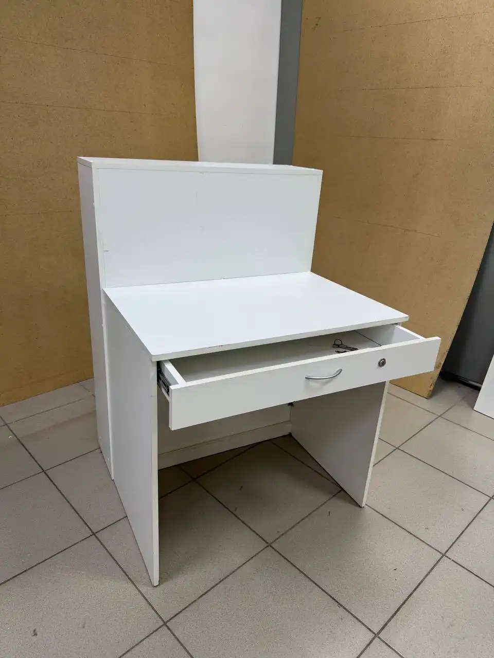 Стол с выдвижным ящиком и стеллаж из 6 квадратов