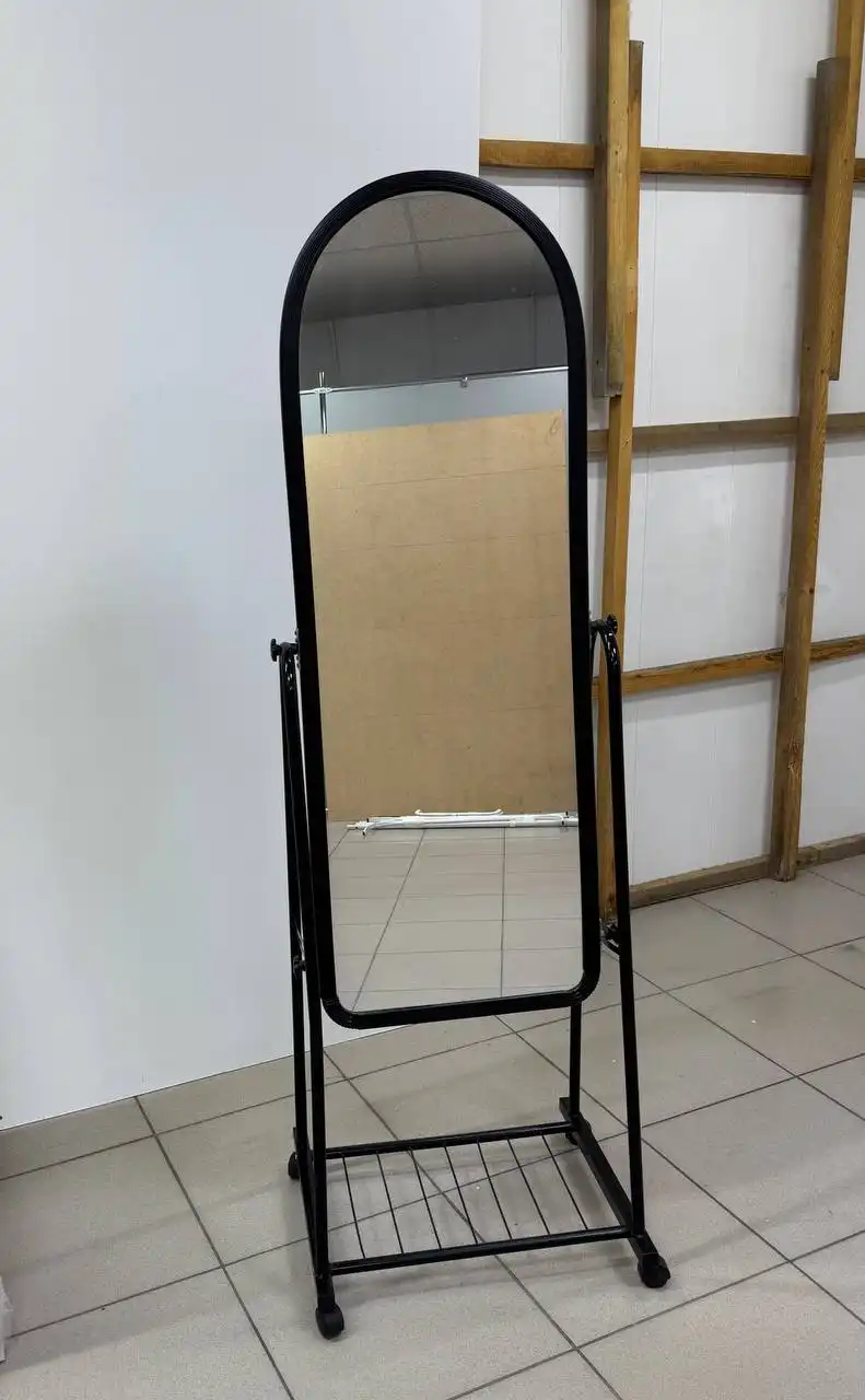 Напольное зеркало в полный рост на колесах с черной рамой