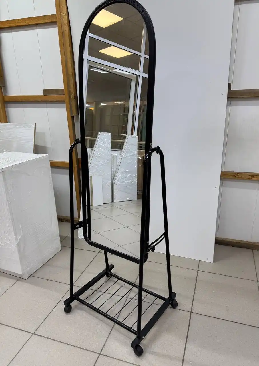 Напольное зеркало в полный рост на колесах с черной рамой