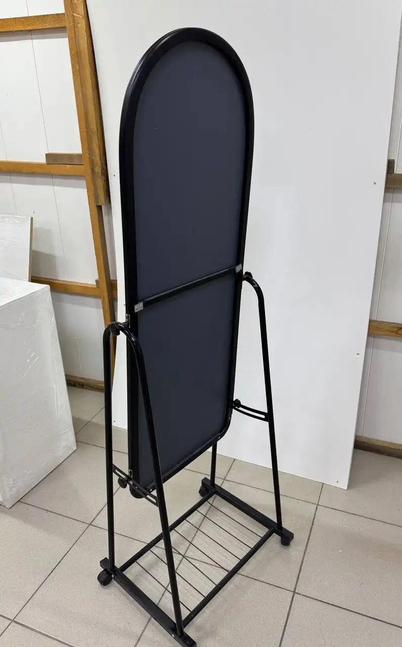 Напольное зеркало в полный рост на колесах с черной рамой