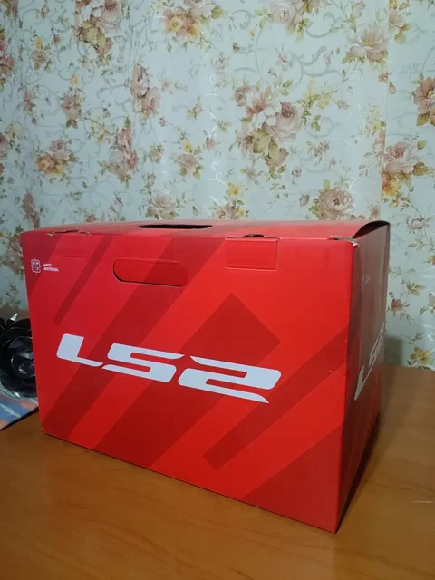 Мотошлем Ls2 и металлическая роза - Ковры и ковровые покрытия в Тюмень