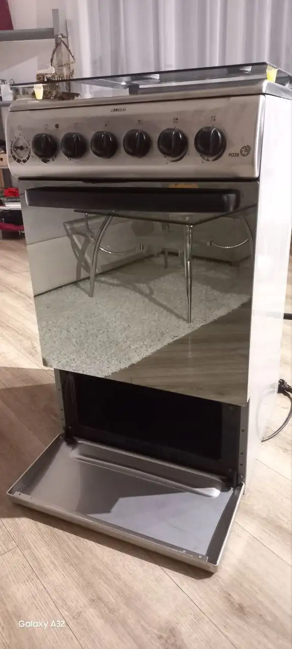 Продаётся комбинированная плита Zanussi - Кухонная техника (Для дома и дачи) в Тюмень