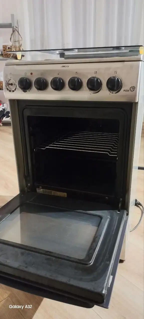 Продаётся комбинированная плита Zanussi - Кухонная техника (Для дома и дачи) в Тюмень