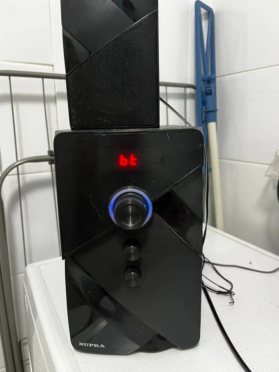 Сабвуфер с одной сломанной колонкой - Аудиотехника (Электроника) в Тюмень