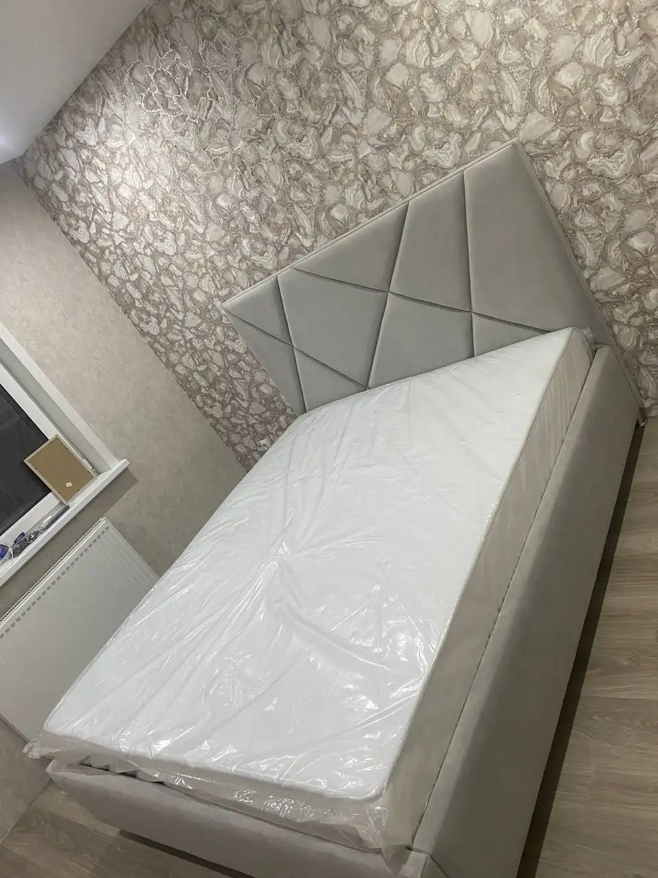 Продажа холодильника Haier и кровати с матрасом в Тюмени - Бытовая техника и мебель (Для дома и дачи) в Тюмень