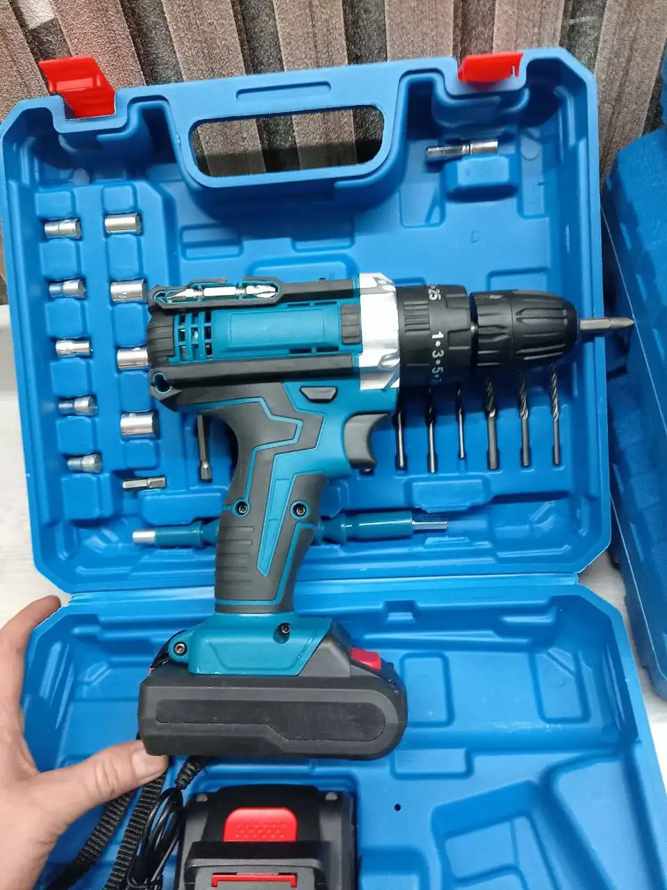 Шуруповерт новый с двумя аккумуляторами - Инструменты (Электроника) в Тюмень