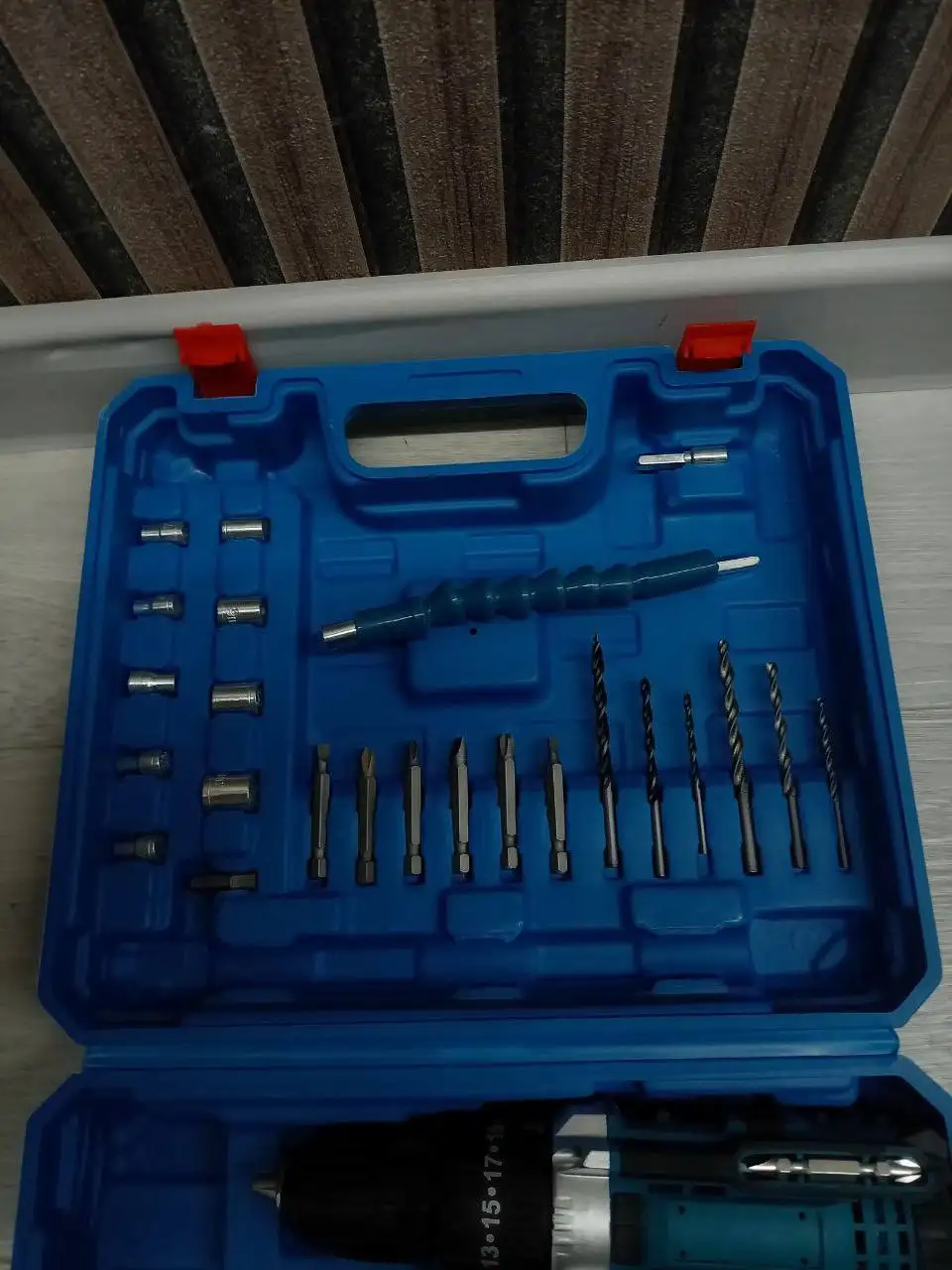 Шуруповерт новый с двумя аккумуляторами - Инструменты (Электроника) в Тюмень