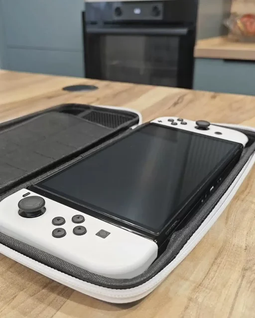 Nintendo Switch OLED (полный комплект, чехол) - Спортивные товары в Тюмень