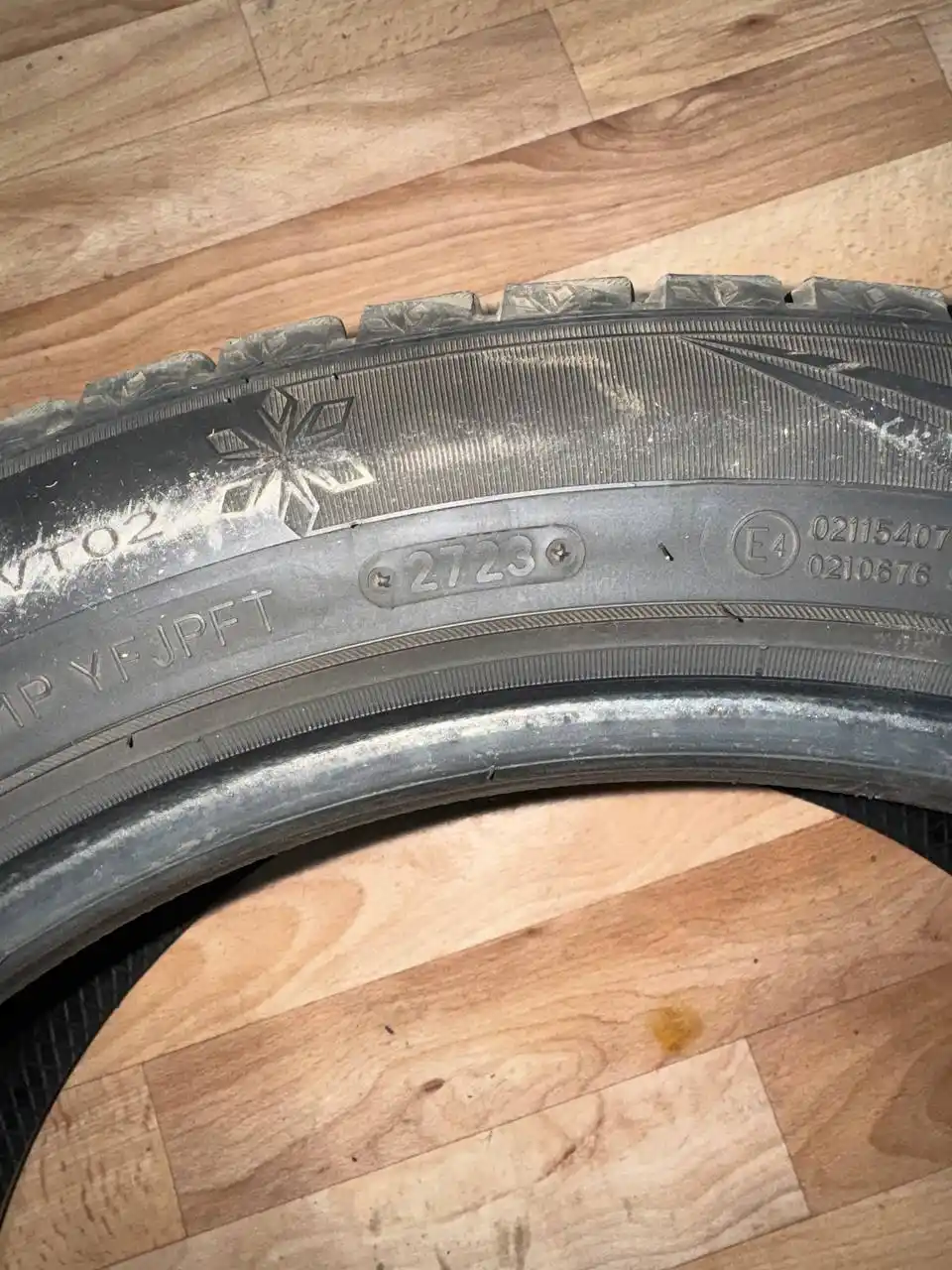 Продам зимнюю резину Triangle 255/45/R19