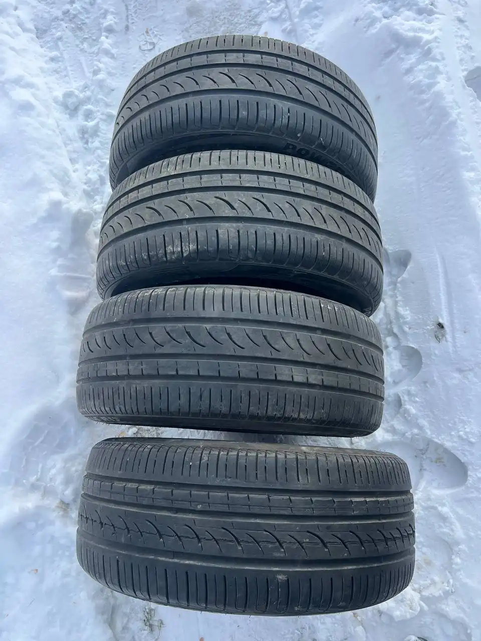 Комплект шин 215/45/17 2018 года