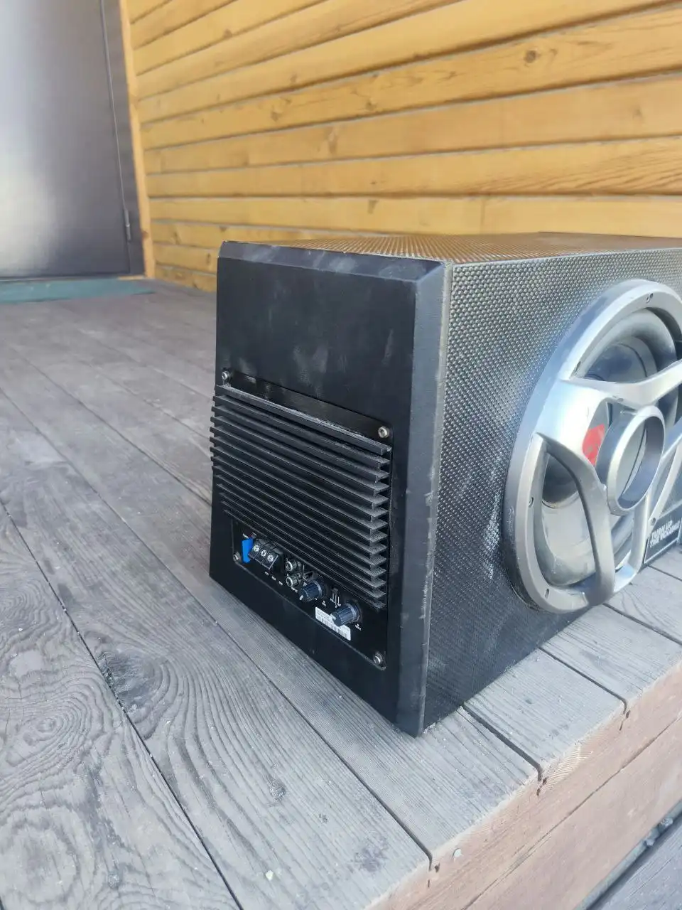 Продам автомобильный сабвуфер с проводами